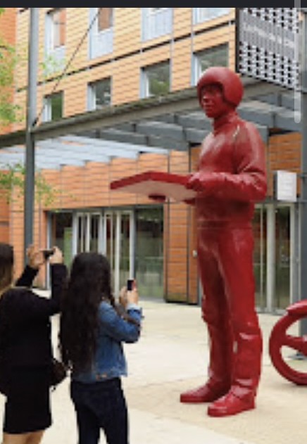 La statue emblématique du livreur, devant la boulangerie à la Cité Internationale de Lyon