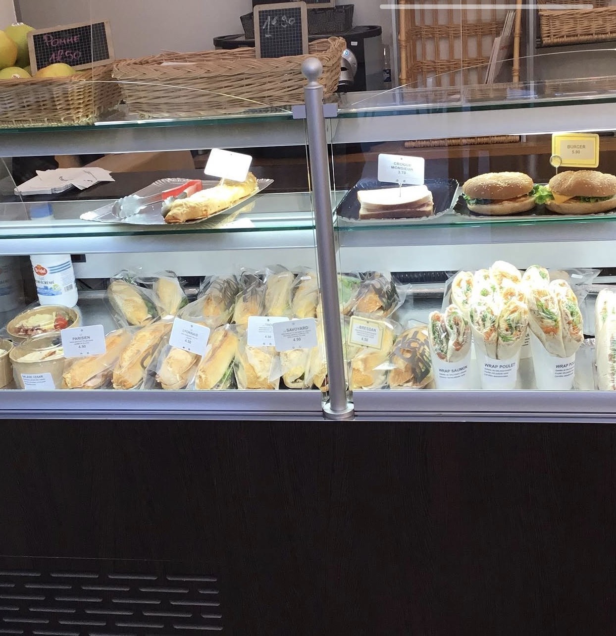 La vitrine de la boulangerie Le Pain de la Cité, garnie de sandwichs, wraps, burgers et croque-monsieur